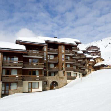 De appartementen van Résidence Beryl Emeraude liggen in de wijk Belle Plagne en zijn populair vanwege de centrale ligging. De résidence ligt in het centrum en op slechts 50 meter van de lift. Zo hoef je hier van zowel het skiën als après-skiën niets te missen. <br /><br />De appartementen zijn eenvoudig maar comfortabel ingericht. 's Avonds kun je het gezellig maken in je appartement