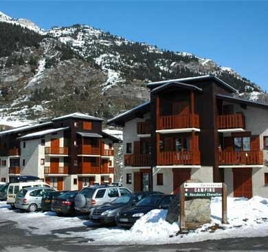 Résidence Chevallier ligt in de wijk Lanslevillard. De skiliften bevinden zich letterlijk om de hoek en brengen je binnen een mum van tijd naar de top van de berg. Na een lange dag op de skipistes geniet je van de laatste zonnestralen vanaf het balkon van de residence waarna het tijd is om je klaar te maken voor het diner. Sta je liever niet zelf in de keuken? In het centrum vind je een selectie van verschillende restaurants waar je zo aan kunt schuiven.