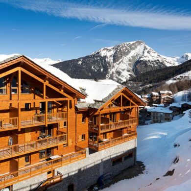 Breng je wintersportvakantie door in Selections Résidence Club MMV L'Etoile des Cimes en geniet van de sfeer van een familieresort in het hart van de Savoie. Ideaal gelegen in het centrum van Sainte-Foy Tarentaise en direct aan de piste Les Charmettes. Hier profiteer je niet alleen van de geweldige locatie