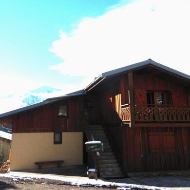 Résidence Fleur de Neige is een prachtige residence die pas gerenoveerd is. Vanaf het balkon en vanuit de ramen heb je een prachtig uitzicht op de bergen. De appartementen zijn modern ingericht en geschikt voor 2 tot 5 personen. De skipistes en het centrum van Champagny liggen op 400 meter afstand en zijn gemakkelijk te bereiken met de auto.