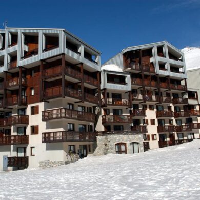 Résidence Hameau du Borsat 1&2 is een groots opgezette résidence in de gezellige wijk Tignes Val Claret. De appartementen zijn verdeeld over 2 gebouwen en liggen vlak bij de kabelbaan richting de Grande-Motte gletsjer. De appartementen zijn eenvoudig