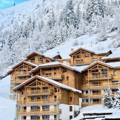 Résidence Hôtelière les Balcons Etoilés is een spiksplinternieuwe 4-sterren résidence in het hart van Champagny. Met zowel het centrum als de piste op maximaal 100 meter sta je overal zo midden in. De résidence is tegen de berg opgebouwd en bied een wijds uitzicht over het besneeuwde landschap. De appartementen zijn modern en ruim ingericht. Ze zijn allemaal van verschillende grootte