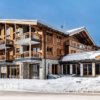 Residenz Illyrica is een heerlijke uitvalsbasis voor je skivakantie in Westendorf. Het complex ligt midden in het bruisende centrum en de skilift ligt op slechts 300 meter afstand. Je vindt hier luxe en in tiroler stijl ingerichte appartementen. Bij de inrichting is gebruik gemaakt van veel hout