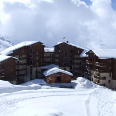 Gelijk bij binnenkomst in Val Thorens zie je Residence Reine Blanche. Je hoeft 's ochtends alleen maar de deur uit te stappen en je staat op de piste. Ideaal gelegen dus