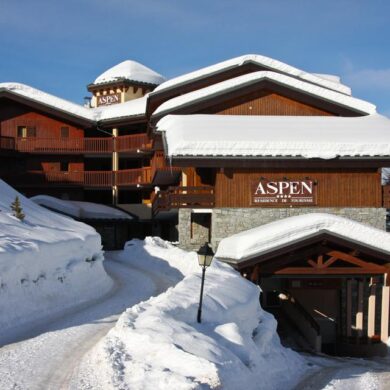 Résidence Lagrange Vacances Aspen is een mooi appartementencomplex gebouwd in een sfeervolle lodge stijl. Het is rustig gelegen in de wijk Plagne Village en biedt een fraai uitzicht over het dal. De appartementen  liggen op loopafstand van zowel de piste als de lift