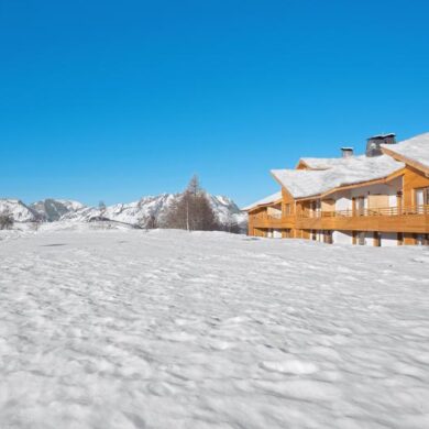 Tussen de besneeuwde bergtoppen van Alpe d'Huez ligt het in chalet stijl gebouwde Résidence Lagrange Vacances L'Alpenrose. Het complex is smaakvol gebouwd uit hout en steen en beschikt over stijlvolle