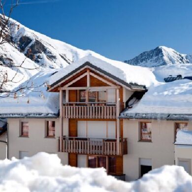 Résidence Le Balcon des Neiges is gelegen in het leuke plaatsje St. Sorlin d'Arves.  Het is een comfortabel complex met alles wat je nodig hebt tijdens je wintersport in de buurt.  De eerste piste is te vinden op nog geen 150 meter afstand van de résidence.  Aan het einde van een heerlijke dag op de ski's is het fijn bijkomen in het verwarmde binnenzwembad waar je gratis gebruik van kunt maken. Ook kun je tegen betaling gebruik maken van de sauna. Dat wordt een ontspannen wintersport!