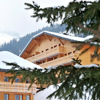 Résidence Le Grand Lodge is heerlijk rustig gelegen aan de rand van het centrum van Châtel. De dichtstbijzijnde piste en skilift 'Le Corbeau' vind je op circa 1 kilometer afstand. Er stopt een gratis skibus voor de deur die je naar het centrum en de omliggende plaatsen brengt. De appartementen hebben allemaal een balkon of terras