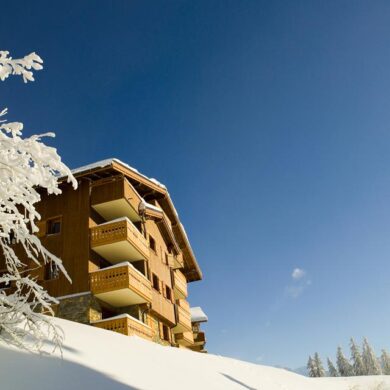 luxe appartementen in Les Saisies. De appartementen zijn rustig gelegen en verdeeld over 7 Savoyaardse chalets op een mooie locatie direct aan de piste! De ruime appartementen zijn luxe en smaakvol ingericht. Het hoofdgebouw beschikt over een wellnesscenter