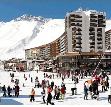 Résidence Le Lac ligt in de prachtige wijk Tignes Le Lac en biedt een prachtig uitzicht op de bergen. Ieder appartement heeft een eigen balkon