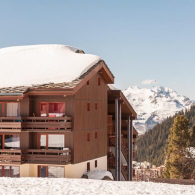 Résidence Le Quartz is een mooi appartementencomplex in Belle Plagne. Het is gunstig gelegen; op loopafstand van het centrum en direct aan de piste. Zo hoef je hier van zowel het skiën als het après-skiën niets te missen. De appartementen zijn comfortabel en sfeervol ingericht. Na een dag actief bezig geweest te zijn op de piste is het hier weer fijn thuiskomen. Je kunt het 's avonds zelf gezellig maken in je appartement