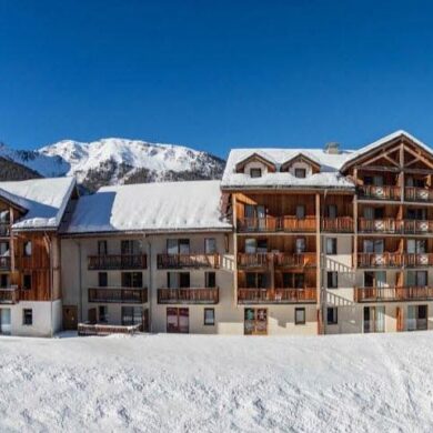 Aan de piste in Les Orres ligt Résidence Les Balcons de Bois Mean. Met de skilift op slechts 150 meter hoef je het om de ligging niet te laten. De appartementen zijn geschikt voor kleine groepjes t/m 6 personen. Ze zijn verzorgd ingericht en bieden allen een balkon en goed ingerichte keuken. Hier kun je iedere avond iets moois op tafel zetten. Of ontdek de leuke plekjes die het centrum je biedt. Ontspannen doe je in de sauna