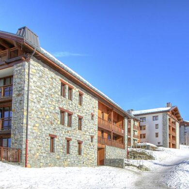 Résidence Les Balcons de la Rosière biedt luxe appartementen verdeeld over zes losstaande chalets. Al deze chalets zijn in traditionele stijl gebouwd en rustig gelegen op 100 meter van de piste. Door de ligging dicht bij de skipiste hoef je alleen maar de deur te openen en het wintersportplezier kan beginnen. Na enkele meters lopen sta je bij de skilift 'Eucherts Express'