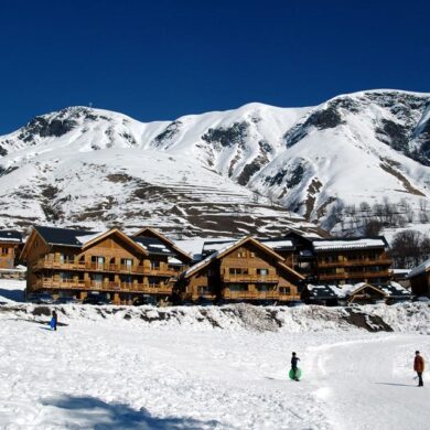 De appartementen van Résidence Les Chalets de Saint Sorlin zijn verdeeld over acht grote chalets. Vanuit je appartement heb je een schitterend uitzicht over de besneeuwde bergtoppen van het Les Sybelles gebied. De skilift heb je 's ochtends al met een korte wandeling bereikt. Ook het gezellige centrum van St. Sorlin d'Arves ligt op loopafstand. Hier zijn genoeg leuke restaurants en bars om je avonden gezellig door te brengen.De appartementen zijn comfortabel en traditioneel ingericht