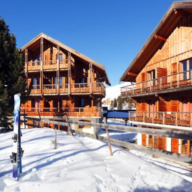 Zoals de naam misschien al een beetje doet vermoeden zijn de appartementen van Résidence Les Chalets des Cimes verdeeld over meerdere houten chalets. Er bevinden zich meerdere appartementen in een chalet. Zo heb je dus de gemakken van een résidence