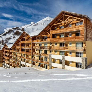 Résidence Les Cimes du Val d'Allos is een mooie résidence met een ideale ligging in La Foux d'Allos. Het ligt op enkele minuten loopafstand van het gezellige centrum en met de dichtstbijzijnde lift op slechts 50 meter afstand. Het is 's ochtends dus slechts een kwestie van luttele meters en je kunt aan je sportieve dag op de pistes beginnen. <br /><br />De appartementen zijn ruim en modern ingericht. Een fijne extra van de résidence is het heerlijke verwarmde zwembad