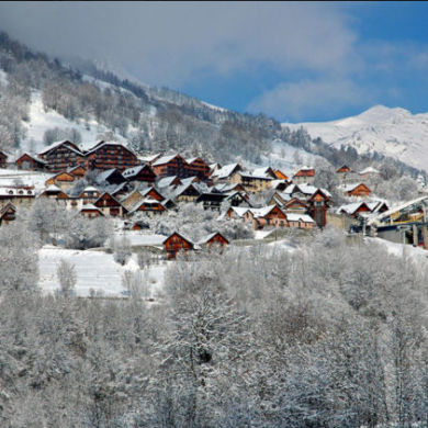 waar je terecht kunt voor je dagelijkse boodschappen vind je op slechts 250 meter afstand. Na een dag op de piste zin om te ontspannen? De heerlijke wellness van Residence Les Edelweiss is uitgerust met een mooie sauna