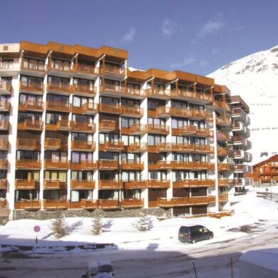 Op slechts 50 meter van de piste in Val Thorens vind je Residence Les Hauts de Chavière. Zo stap je 's ochtends zo in je bindingen om naar de dichtsbijzijnde lift af te dalen. De appartementen zijn knus en comfortabel ingericht. Voor een goed diner of een gezellig drankje 's avonds ben je zo in het centrum