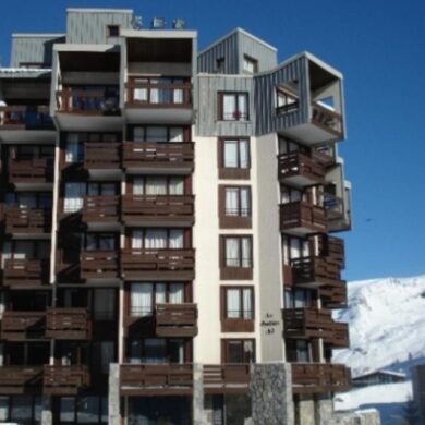 Résidence Les Moutières B Premium is goed gelegen in Tignes. Het ligt in het gezellige hart van de bruisende wijk Tignes Val Claret en de skibushalte op slechts 300 meter. Deze brengt je dagelijk van en naar de piste voor een actieve dag.Het appartement is eenvoudig en traditioneel ingericht met veel gebruik van hout. 's Avonds kun je zelf wat lekkers maken om te eten