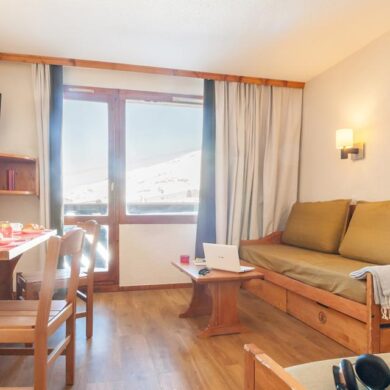 direct aan de piste in Val Thorens. Zo hoef je 's ochtends dus alleen in je bindingen te stappen en je kunt op pad. De appartementen zijn comfortabel ingericht en hebben allemaal een balkon. Hier is het heerlijk genieten van de winterzon na een dag inspanning