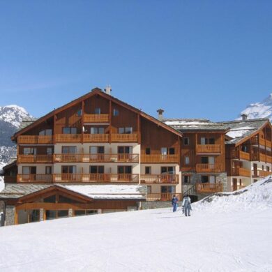 Résidence Les Valmonts de Cenis is een mooie résidence met een gunstige ligging in de wijk Lanslebourg. Het ligt direct aan de piste en op loopafstand van het gezellige centrum. Het is gebouwd in typische Savoyarde stijl