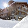 Résidence MGM Alexane is de perfecte combinatie van een mooi 5 sterren berghotel met een subtiele mix van traditie en moderniteit. De résidence ligt in het centrum van Samoëns en de skilift ligt op 1 kilometer afstand. Met de shuttlebus van het hotel sta je hier binnen enkele minuten. Door het gebruik van natuurlijke materialen zoals hout en steen en verfijnde stoffen bij de inrichting hangt er een hele fijne en gastvrije sfeer door de hele résidence.Verwen jezelf met een bezoek aan het geweldige wellnesscenter Montagne du Monde van maar liefst 1000 m²! Het bestaat onder andere uit een zwembad