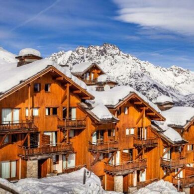 Résidence Maeva Home Le Hameau des Ecrins ligt op een prachtige locatie net buiten het centrum van Puy Saint Vincent en is zeer geschikt voor gezinnen en groepjes vrienden. Vanuit het appartementencomplex heb je een prachtig uitzicht op het winterlandschap en kijk je uit over het dorp en de skipistes. De skipistes liggen pal voor de deur en de skilift ligt op 400 meter afstand. Van binnen heeft de residence een moderne en knusse uitstraling. Door het gebruik van hout in combinatie met rood-witte accenten hangt een warme sfeer waardoor je je gelijk thuis voelt. In de keuken maak je de lekkerste gerechten klaar en in de woonkamer kom je na een lange dag op de skipistes heerlijk bij. Het enige wat nog mist een kop warme chocolademelk.