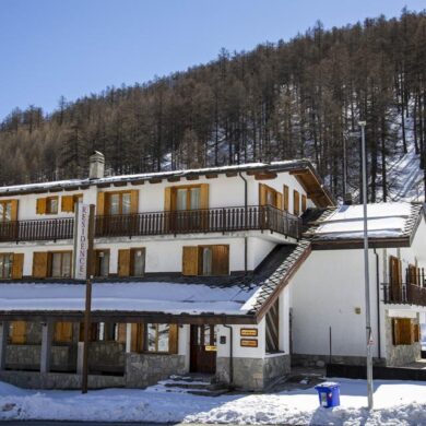 Residence Nube d'Argento is ideaal gelegen voor als je graag op een wat rustigere plek verblijft tijdens je wintersportvakantie. Het ligt een stukje buiten het centrum van Sestrière. De skipiste en - lift liggen vrijwel voor de deur