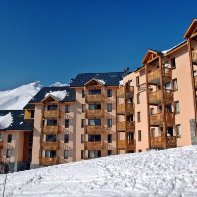 Résidence Odalys Belle Vue ligt middenin het centrum van St. François Longchamp. Met de skilift op loopafstand kun je 's ochtends al snel de lange latten onderbinden om te gaan genieten van de mooie pistes. In het kleine centrum vind je een aantal leuke restaurants waar je de lekkerste gerechten uit de Franse keuken kunt proeven. Vanuit je huiselijke appartement heb je een geweldig uitzicht over de omgeving. Geniet van de ondergaande winterzon vanaf je eigen balkon en sluit de dag af met een drankje in een van de bars in het centrum. Dat wordt een heerlijke vakantie!