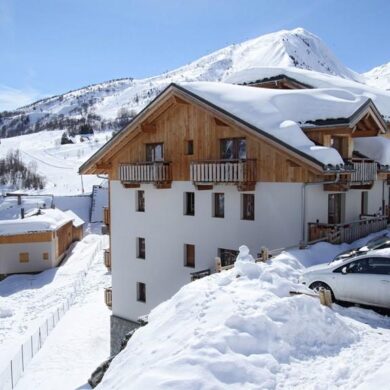 Op circa 150 meter van de skibushalte bevindt zich Résidence Odalys Les Bergers. Zo ben je 's ochtends nooit ver verwijderd van de vers geprepareerde pistes. De comfortable appartementen zijn modern ingericht en vanaf je balkon geniet je van een prachtig uitzicht. Het centrum ligt op korte afstand