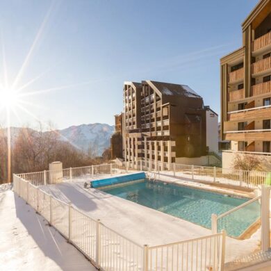 Résidence P&V Les Bergers is een mooi appartementencomplex op nog geen 100 meter van de piste en de skilift in Alpe d'Huez. Zo stap je 's morgens dus al snel in je bindingen. Ook het gezellige centrum vind je al op 500 meter