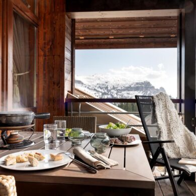 luxe Selections résidence direct aan de piste in Flaine. Zo is het 's morgens dus slechts een kwestie van de deur uit stappen en je kunt je ski's onderklikken. De résidence bied je uitzonderlijk comfort in een authentieke en gezellige sfeer. Het centrum van Flaine ligt op 500 meter en dagelijks rijdt er een gratis shuttlebus die je hier binnen enkele tellen afzet.<br /><br />De ruime appartementen zijn modern en luxe ingericht. Ze zijn voorzien van een gezellige woonkamer