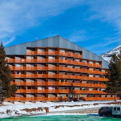 Résidence Plein Sud ABC heeft een centrale ligging in Deux Alpes; en het centrum en met de piste en de lift op korte loopafstand. De appartementen zijn eenvoudig en allemaal net even anders ingericht. Na een dag uitleven op de piste is het leuk om de gezelligheid van het centrum nog even op te zoeken.