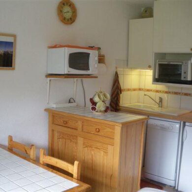 evenals een moderne kitchenette met oven