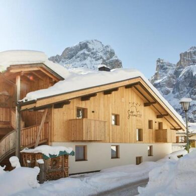 Residence Settsass in Colfosco is de perfecte uitvalsbasis voor jouw ultieme wintervakantie in de Dolomieten. Gelegen direct aan de piste