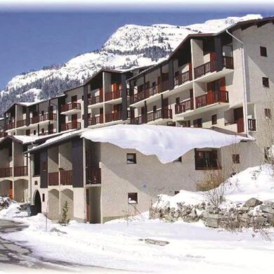 Residence St. Sebastien is gelegen in het mooie dorpje Aussois. De residentie biedt eenvoudige maar comfortabele studio's en appartementen met een traditionele inrichting. Dit betekent veel hout en kleurrijke accenten. Na een zelfgemaakt ontbijt ben je klaar om van de frisse lucht en de perfecte sneeuw te genieten ... Neem de skilift omhoog en dat is makkelijk