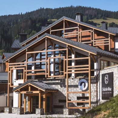 Résidence Terresens l'Eclat des Veriaz is een luxe appartementencomplex in Megève met panoramisch uitzicht op de Mont Blanc. Het biedt een verscheidenheid aan ruime en stijlvolle appartementen om uit te kiezen