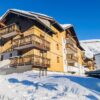 Voor een skivakantie in Les Deux Alpes kies je voor Résidence Vacancéole Au Coeur des Ours. Dit moderne en verzorgd ingerichte complex heeft een perfecte ligging; 100 meter van de piste en skilift 'Vallee Blanche'. Op loopafstand vind je ook het gezellige centrum van Les Deux Alpes. De moderne en sfeervol ingerichte appartementen zijn van alle gemakken voorzien