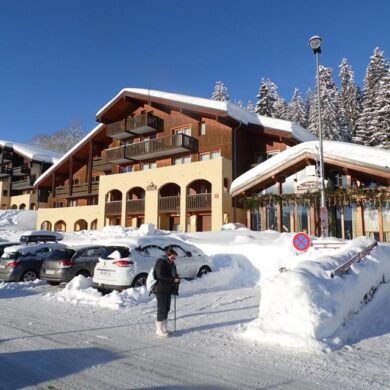 Résidence Vacancéole Beauregard heeft de perfecte ligging; in het centrum van Doucy-Combelouvière en op slechts 50 meter van de skilift. De appartementen en studio's zijn traditioneel ingericht en zijn voorzien van een ruime woonkamer