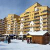 Residence Vanoise heeft een ideale ligging in Val Thorens; het ligt in het centrum en de piste vind je op loopafstand. Zo ben je 's morgens dus zo op pad en hoef je na het après-skën ook niet ver te zoeken naar je appartement. De appartementen zijn basic ingericht.