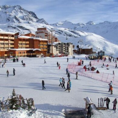 Résidence Zenith heeft een centrale ligging in Val Thorens; op het Place de Caron in het centrum van het gezellige wintersportdorp. De piste ligt hier voor de deur