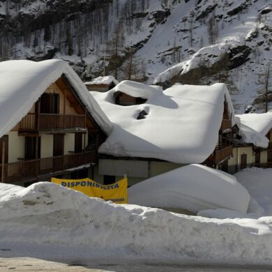 Residence dei Walser is een gezellig appartementencomplex op slechts enkele stappen van de skilift Monterosa Ski - Orsa. Zo ski je na een dag op de lange latten zo terug naar je appartement. De appartementen hebben een gezellige inrichting en zijn van alle gemakken voorzien. Het is hier heerlijk thuiskomen na een inspannende dag op de piste. Ben je toe aan wat warmte na een sportieve dag in de sneeuw? Relax in de sauna of het Turkse stoombad.