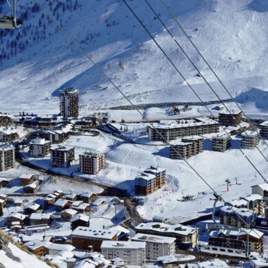 Résidence le Home Club ligt in de buurt van het centrum van Tignes Lavachet en biedt ruimte aan 2 tot 6 personen. De pistes en skiliften bevinden zich op slechts 150 meter van je appartement en zijn makkelijk te voet te bereiken. De appartementen hebben een simpele maar comfortabele inrichting en ze beschikken over alle benodigdheden voor een fijne wintersportvakantie.