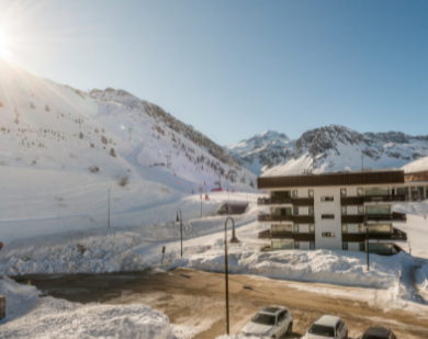 Résidence les Pistes heeft een ideale ligging; op slechts 20 meter van de piste en op loopafstand van het bruisende centrum van Tignes Lavachet. De studio's zijn modern ingericht en hebben allemaal een balkon