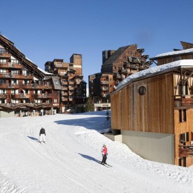 De résidences van Le Saskia Falaise zijn optimaal gelegen in de populaire wijk La Falaise en bieden je een panoramisch uitzicht over Avoriaz. De blauwe piste Proclou en de groene piste Trashers liggen hier praktisch voor de deur. Na enkele minuten skiën bereik je de lift 'Proclou'