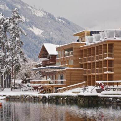 <p>Seevilla Freiberg heeft een prachtige ligging: direct aan de oever van het meer en op slechts enkele minuten lopen van het centrum van Zell am See. De lichte designkamers van dit trendy hotel zijn voorzien van een gezellige zithoek en een balkon of terras met een mooi uitzicht op het meer. De skilift ligt op slechts 800 meter afstand en in de winter rijdt er een gratis shuttle service van het hotel je hier in enkele minuten naartoe. </p><p>'s Middags na een mooie dag in de bergen kun je nog verder gaan genieten in de kleine