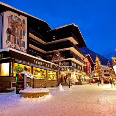 Het vriendelijke personeel van Sporthotel St. Anton heet u van harte welkom. Je bent er even helemaal uit dankzij de Oostenrijkse gastvrijheid en de moderne faciliteiten die het hotel te bieden heeft. Met het centrum en de skilift op loopafstand zit je helemaal goed om de gezellige sfeer van St. Anton am Arlberg te beleven of om het skigebied te ontdekken. De skibus stopt bijna voor de deur zodat u gemakkelijk een uitstapje kunt maken naar het mondaine skidorp Lech. Het sfeervolle wellnesscenter zorgt ervoor dat je na een dag op de piste weer even de spieren kunt ontspannen. 's Avonds wordt er een heerlijk diner voor je bereidt waar je een bijpassende fles wijn bij kunt uitzoeken die uit de wijnkelder van het hotel komt. Breng vervolgens nog even een bezoek aan de pianobar voor een drankje