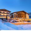 Zeer centraal in het knusse wintersportdorp Itter ligt het traditioneel ingerichte Sporthotel Tirolerhof. Dit comfortabele familiehotel wordt omringd door het prachtige bergpanorama van de Kitzbüheler Alpen. Alle kamers zijn keurig ingericht en voorzien van tv en radio en een nette badkamer. Bovendien beschikken alle kamers over een balkon met uitzicht op de fantastische omgeving. Het hotel ligt op slechts 150 meter van het centrum.Na een lekkere dag op de piste kun je helemaal bijkomen in het wellness gedeelte van Spothotel Tirolerhof. In het mooie binnenzwembad kun je wat ontspannende baantjes trekken en in de sauna of het Turks stoombad kun je weer op temperatuur komen. In de gezellige stube van het hotel kun genieten van een glühwein