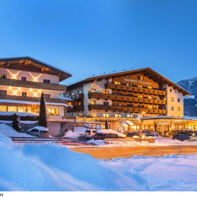 Zeer centraal in het knusse wintersportdorp Itter ligt het traditioneel ingerichte Sporthotel Tirolerhof. Dit comfortabele familiehotel wordt omringd door het prachtige bergpanorama van de Kitzbüheler Alpen. Alle kamers zijn keurig ingericht en voorzien van tv en radio en een nette badkamer. Bovendien beschikken alle kamers over een balkon met uitzicht op de fantastische omgeving. Het hotel ligt op slechts 150 meter van het centrum.<br /><br />Na een lekkere dag op de piste kun je helemaal bijkomen in het wellness gedeelte van Spothotel Tirolerhof. In het mooie binnenzwembad kun je wat ontspannende baantjes trekken en in de sauna of het Turks stoombad kun je weer op temperatuur komen. In de gezellige stube van het hotel kun genieten van een glühwein