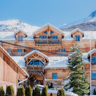 Résidence les Chalets du Logis d'Orres is een prachtige résidence op een rustige locatie net buiten Vars. Je eerste afdaling is hier nooit ver weg